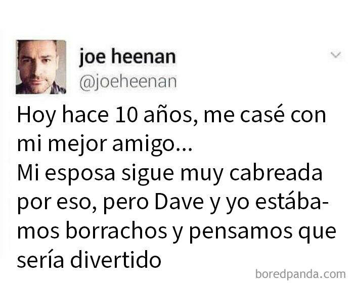 Publicación divertida y aleatoria compartida en grupo online, con texto humorístico sobre matrimonio y amistad.