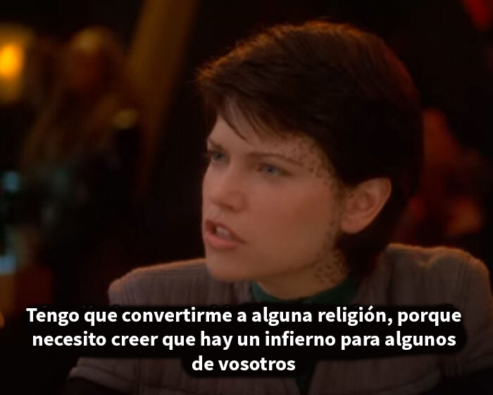 Mujer con expresión seria en escena, imagen relacionada con publicaciones divertidas del grupo online Delirios de suficiencia.