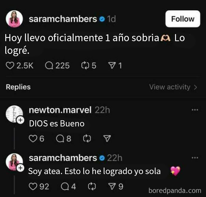 Conversación divertida sobre sobriedad y creencias compartida en grupo online Delirios de suficiencia.