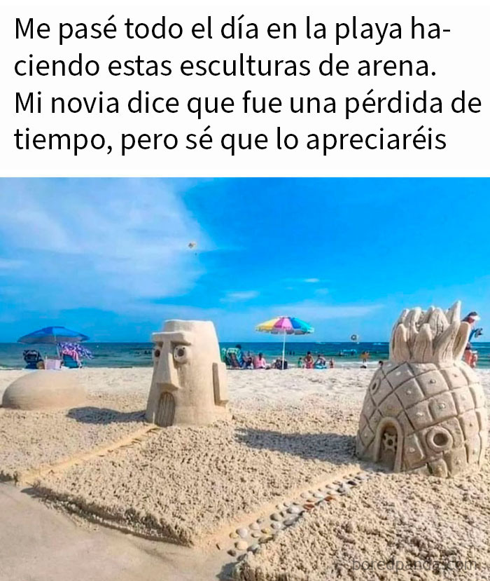 Esculturas de arena en la playa divertidas para combatir el aburrimiento con memes y publicaciones entretenidas.