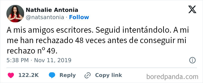 Tuit inspirador sobre superación y rechazo brutal en el camino hacia el éxito personal y profesional.