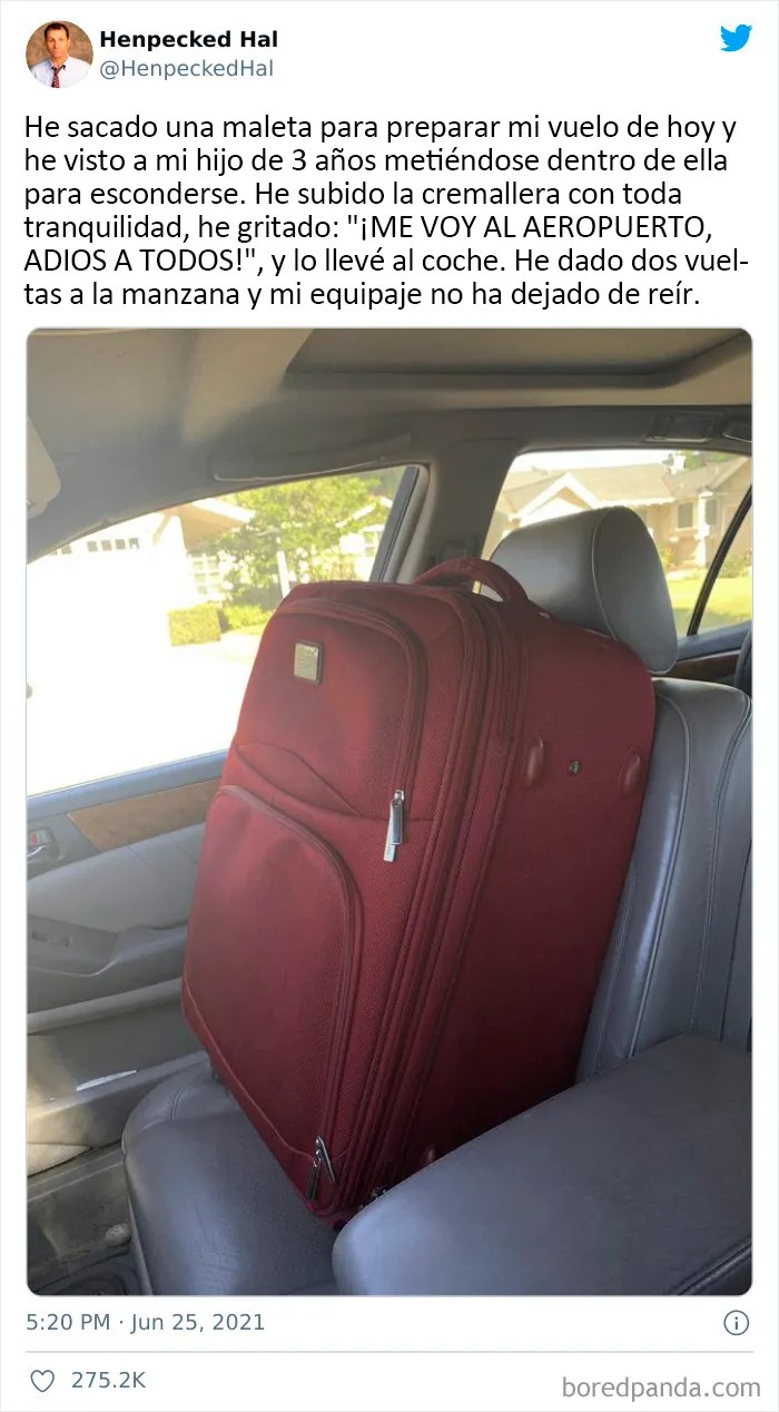 Maleta roja en asiento de coche con niño pequeño escondido adentro, mostrando humor típico de padres divertidos.