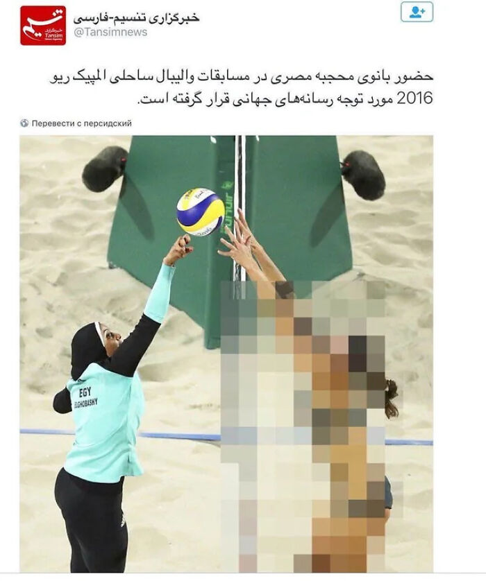 Hombre serio con gafas frente a banderas, ilustrando momentos que no salieron como se planearon pero resultaron más divertidos.