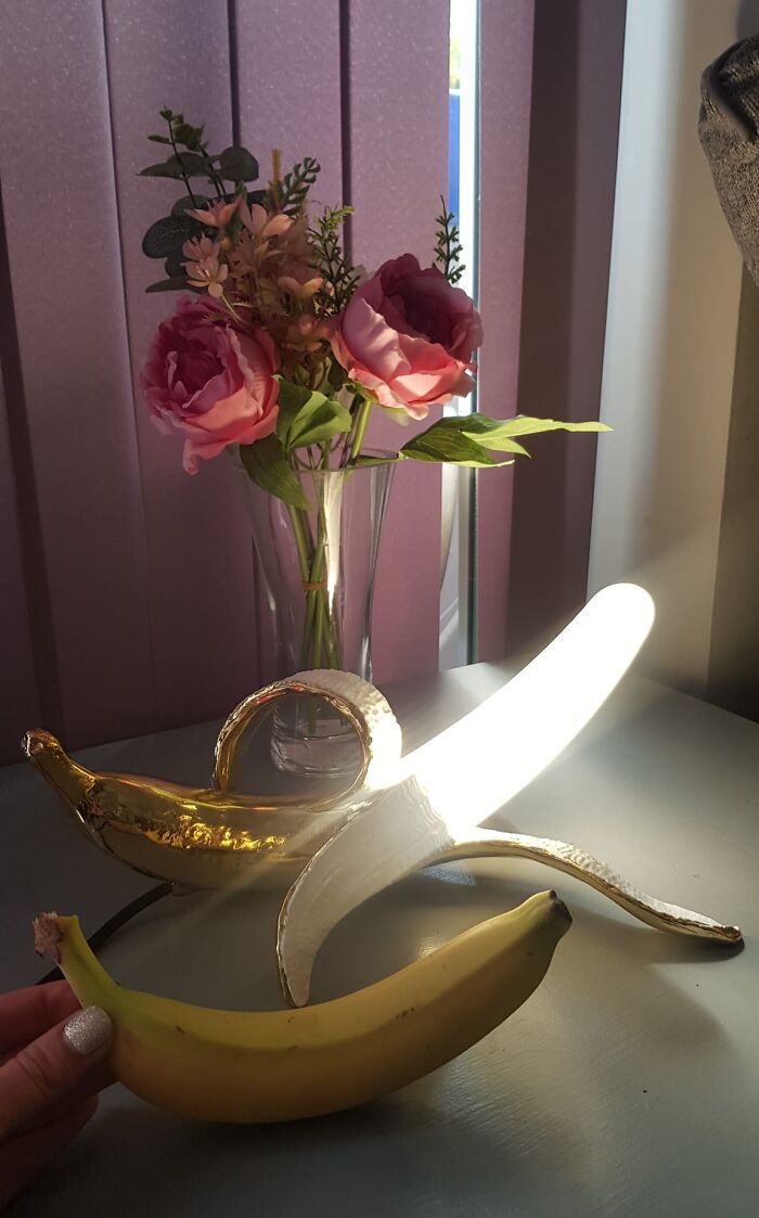 Hombre con armadura romana montando un Segway decorado, uno de los artículos ridículamente irresistibles encontrados online.