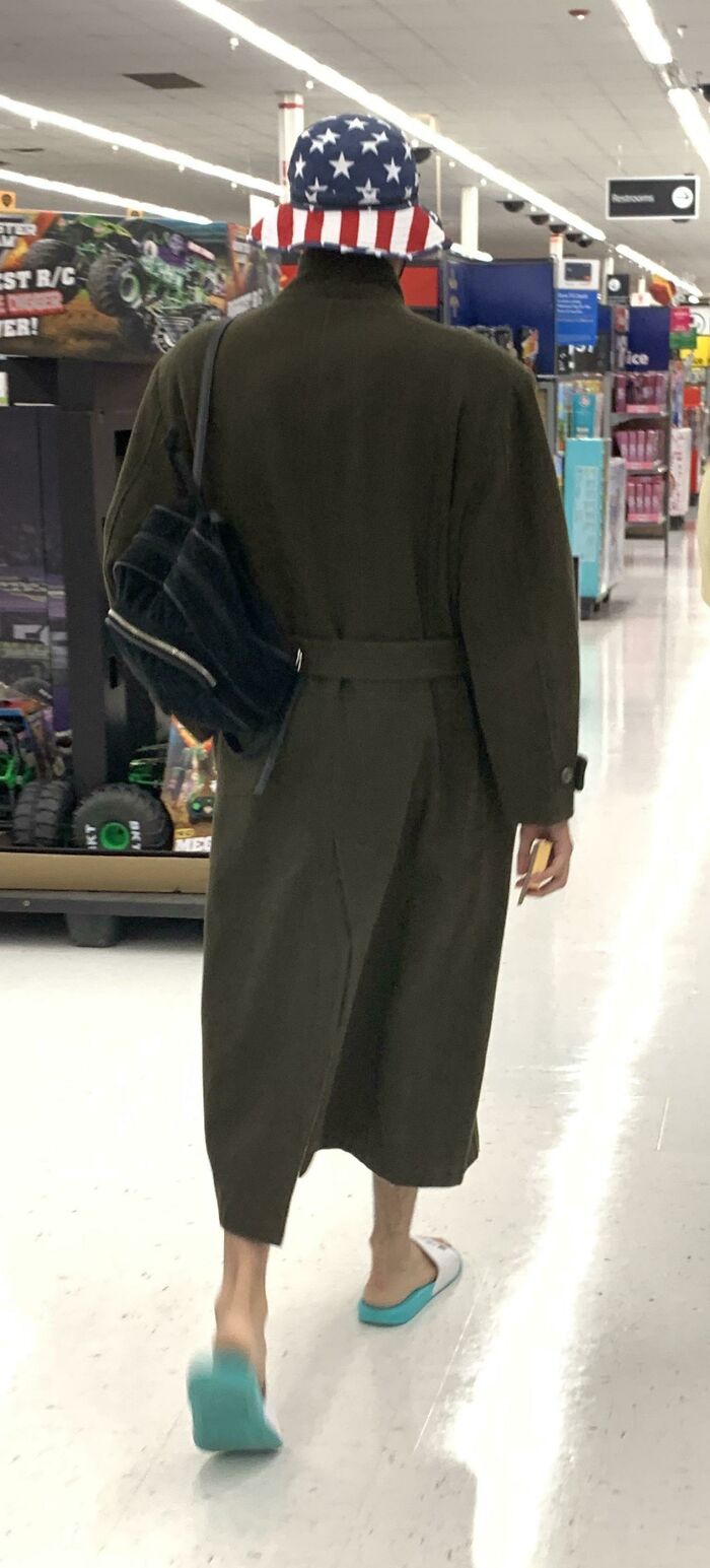 Empleada divertida de Walmart posando con productos y en escenas cómicas dentro de la tienda Walmart.