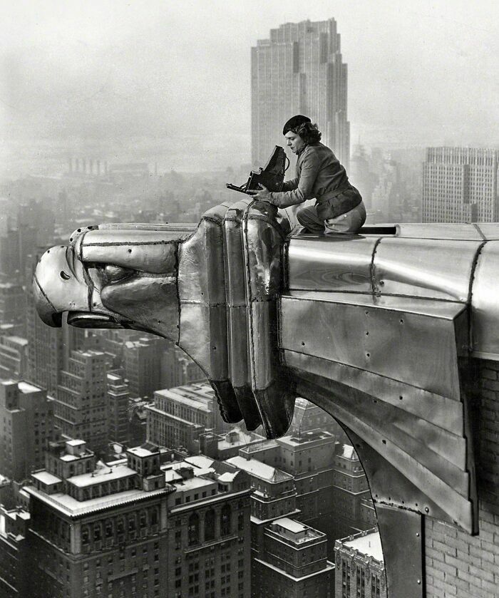 La Fotógrafa Estadounidense Margaret Bourke-White En La Cima Del Edificio Chrysler. Nueva York, Ee. Uu., 1930. Foto: Oscar Graubner. Bourke-White Fue La Primera Fotoperiodista De Guerra Estadounidense