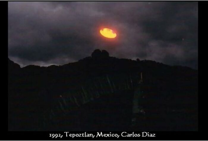 Objeto volador no identificado iluminado sobre colina en Tepoztlán, México, foto real e inexplicada de OVNI en 1992.