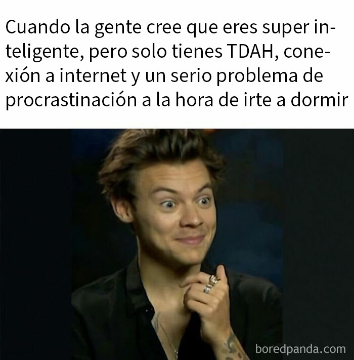 Dos personas con ADHD conectan sus mentes con pensamientos eléctricos, mostrando la dinámica única de sus conversaciones.