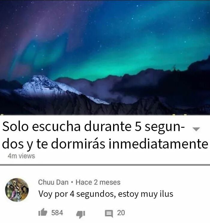 Comentario divertido de chica con un brazo contestando en video con paisaje de auroras boreales de fondo.