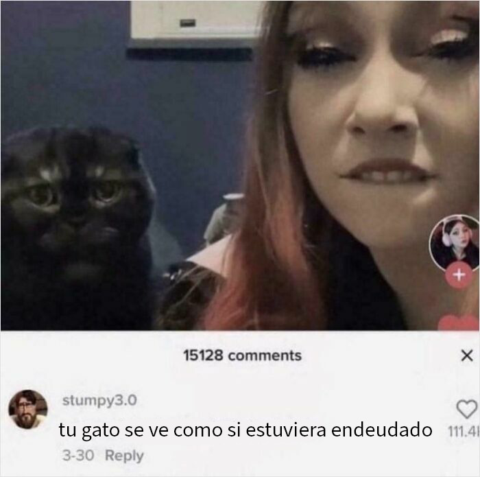 Mujer con expresión divertida junto a un gato negro, mostrando respuestas inesperadamente graciosas a comentarios.