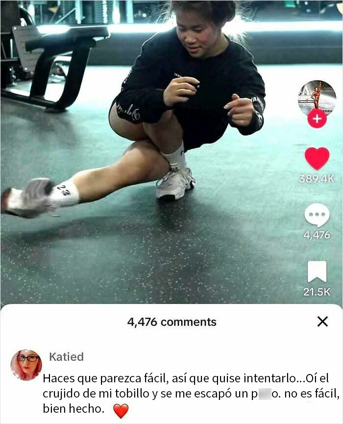 Joven con un brazo realizando ejercicio, mostrando fuerza y humor en respuesta a comentarios inesperadamente divertidos.