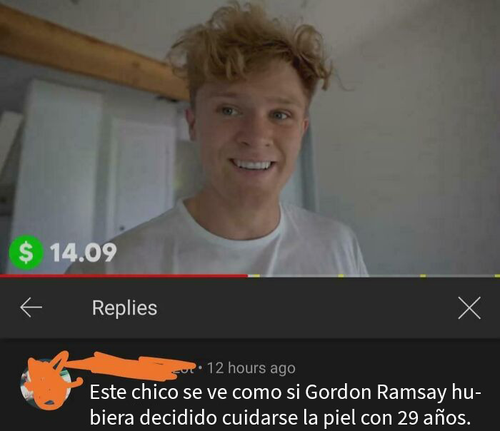 Captura de pantalla con comentarios divertidos sobre la película Snow White en un sitio de reseñas online.