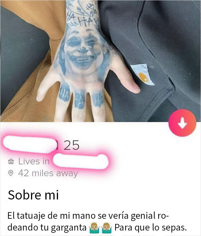 Hombre mostrando su tatuaje cringy en la mano, revelando su verdadero color en perfil de app de citas.