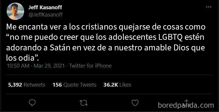 Tuit de Twitter mostrando un comentario sobre karma y reacciones con leopards ate my face como tema principal.