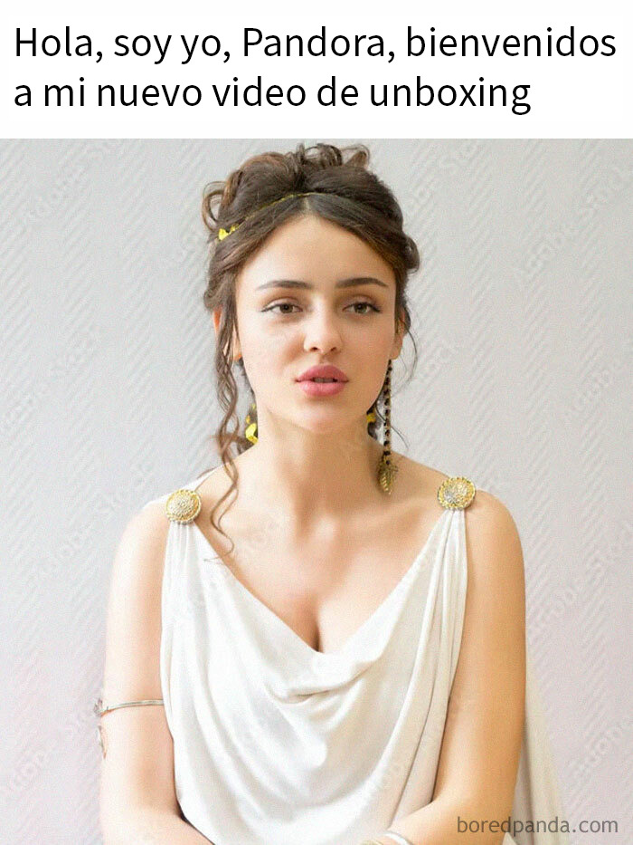 Mujer vestida como Pandora en un meme divertido de mitos, expresión facial seria y fondo claro liso.
