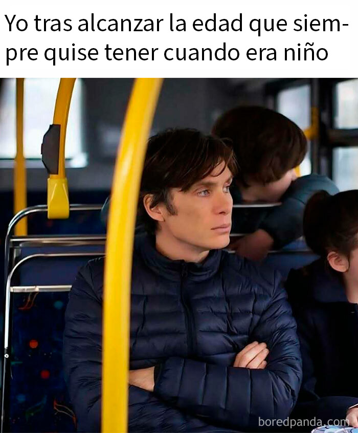 Meme con mujeres clásicas dialogando, ejemplificando el humor como mecanismo de afrontamiento en situaciones sociales.