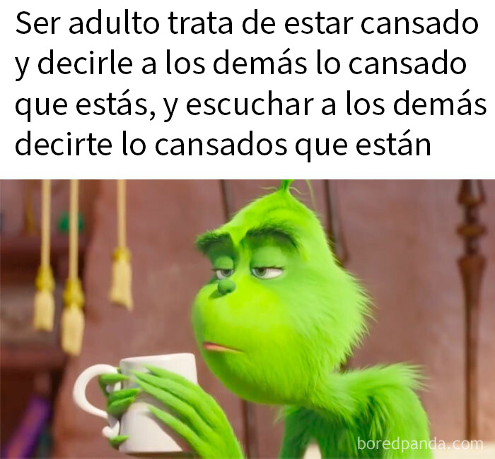 Mujer con expresión cansada en casa, meme de humor que refleja cómo el humor es nuestro mecanismo de afrontamiento.