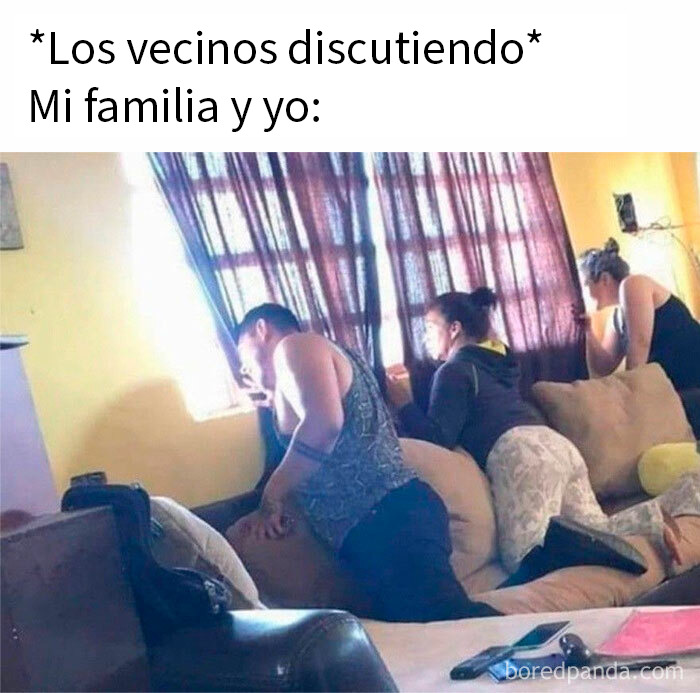 Personas en sala viendo por ventana con curiosidad mientras vecinos discuten, memes aleatorios humor como mecanismo de afrontamiento.