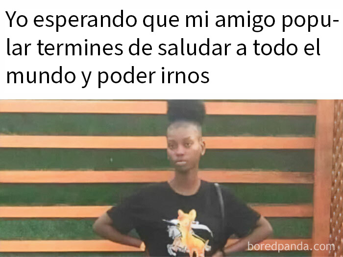 Persona impaciente esperando a su amigo popular, imagen relacionada con memes aleatorios y humor como mecanismo de afrontamiento.
