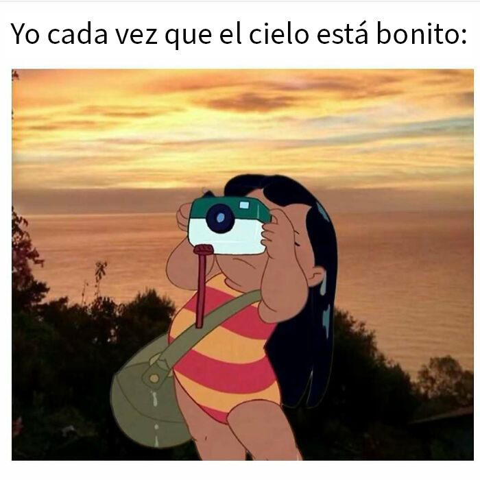 Niña con alas de murciélago vintage mostrando humor como mecanismo de afrontamiento en memes aleatorios divertidos.