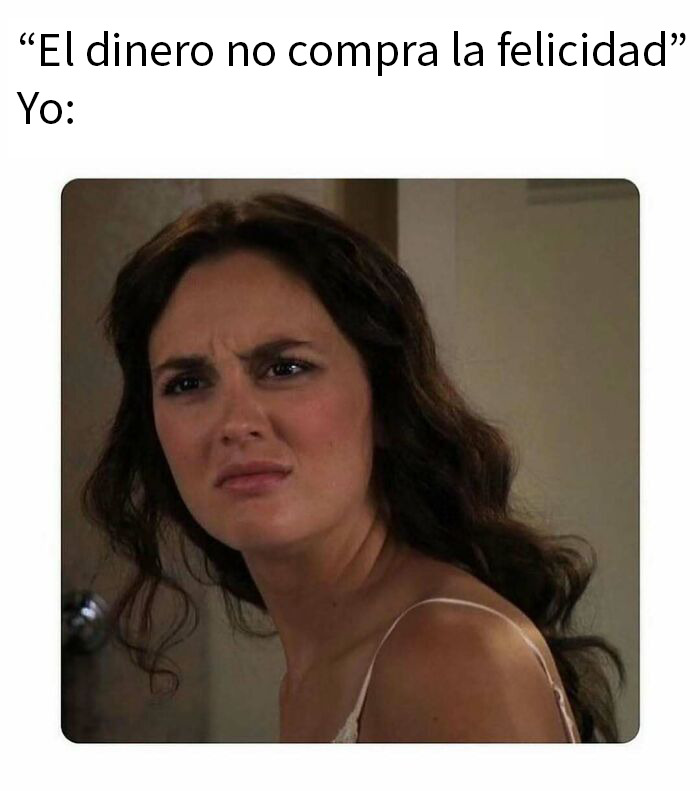 Dos sillas de plástico bajo la luz de la luna en la playa, humor en memes como mecanismo de afrontamiento.