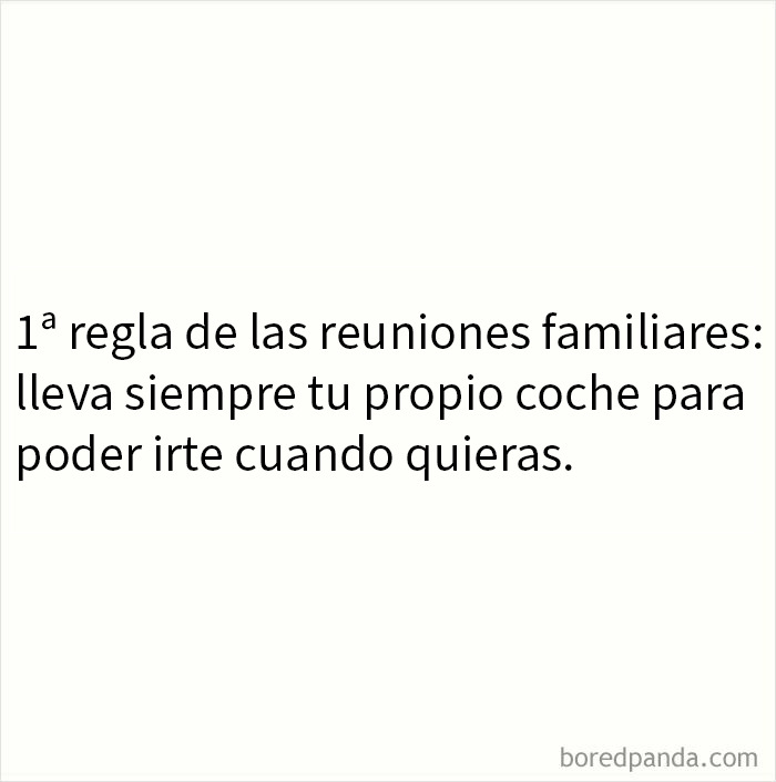 Texto gracioso sobre reuniones familiares que muestra humor como mecanismo de afrontamiento en memes aleatorios populares.