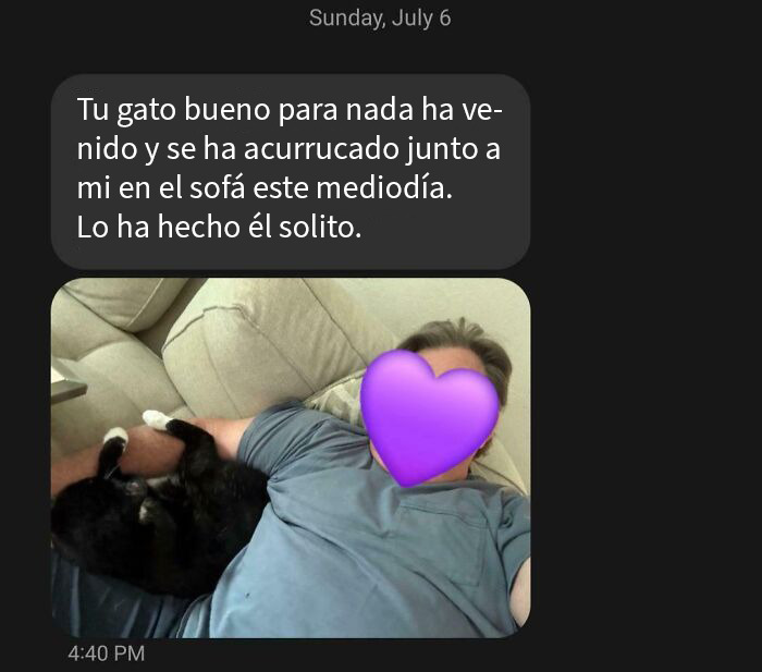 Mensaje de texto con broma de padre sobre control de natalidad y un par de zapatos Vibram con dedos visibles.