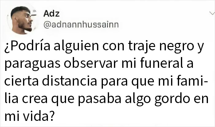 Tuit divertido sobre la experiencia humana con traje negro y paraguas en un funeral, reflejando situaciones absurdas y humorísticas.