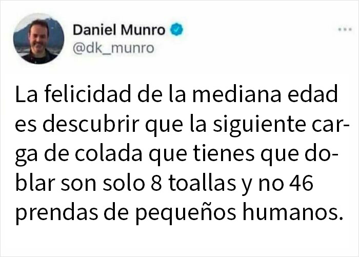 Tweet divertido sobre la felicidad a mediana edad que refleja la experiencia humana en situaciones cotidianas.
