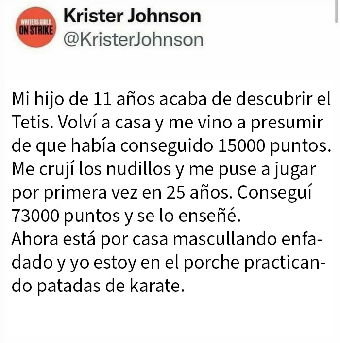 Tweet divertido sobre jugar Tetris, reflejando experiencias humanas tontas y hilarantes en redes sociales.