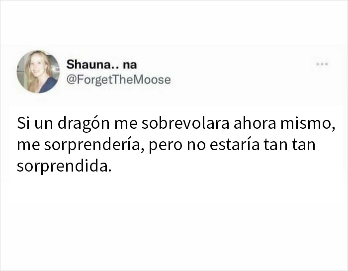 Tuit divertido que refleja experiencias humanas tontas y hilarantes con situaciones inesperadas y humor absurdo.