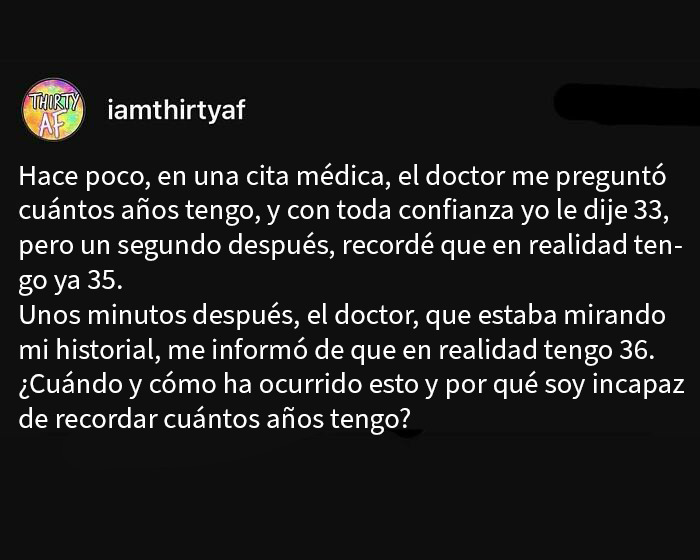 Tweet divertido sobre olvidar la edad, mostrando la experiencia humana con momentos tontos y graciosos en redes sociales.