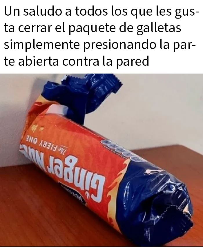 Paquete de galletas sellado contra la pared, meme divertido que muestra costumbres únicas de la nación británica.