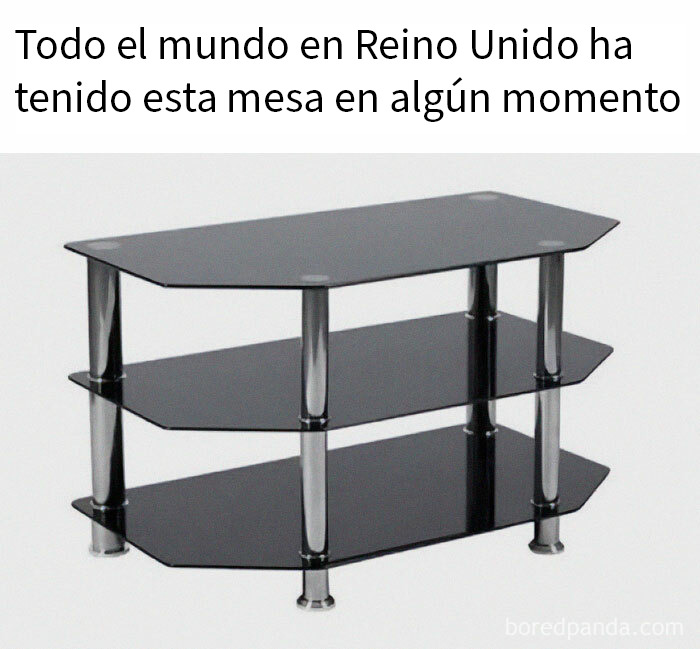 Foto de dos mujeres británicas almorzando con postres, acompañada de un mensaje humorístico sobre la cultura británica.