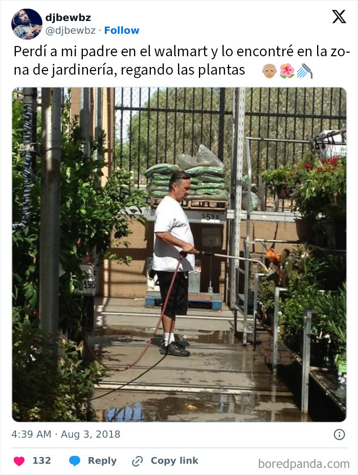 Hombre regando plantas en Walmart sección jardinería, imagen divertida y confusa de People Of Walmart.