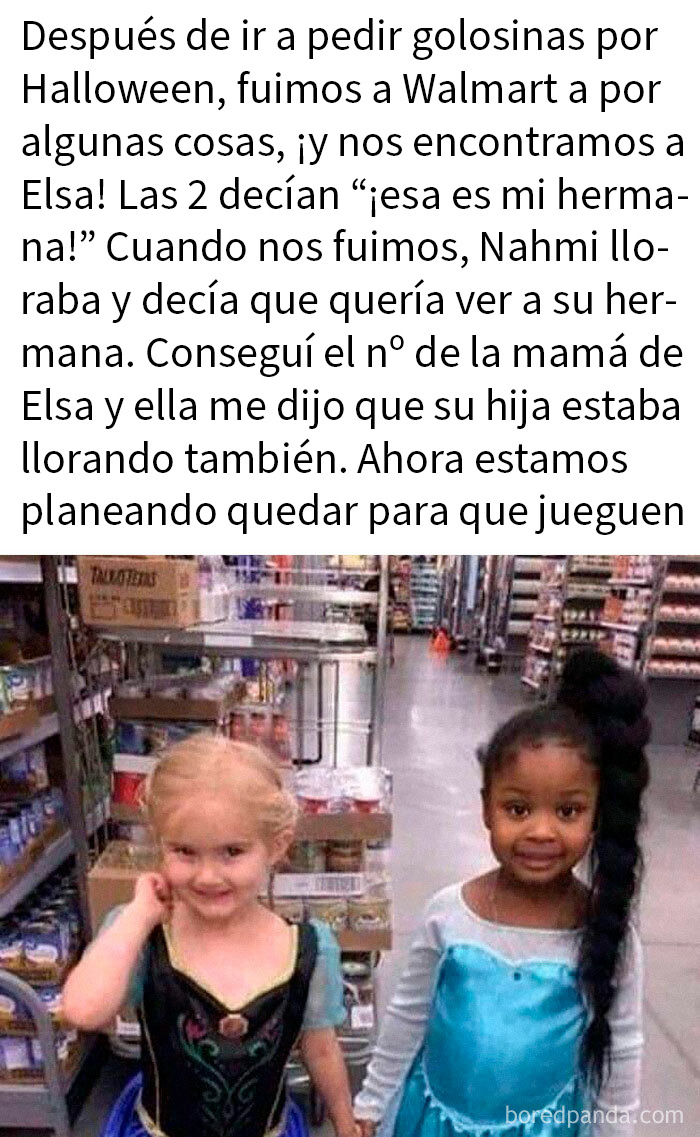Dos niñas disfrazadas en Walmart sonríen mientras se toman de la mano, mostrando un momento divertido y confuso en la tienda.