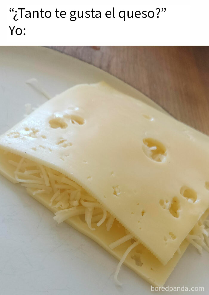 Trozo de queso con queso rallado adentro en un plato, meme relatable con el tema de memes ofensivos y divertidos.
