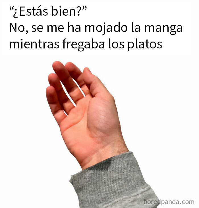 Mano con manga mojada y texto divertido, meme relatable que muestra situaciones cotidianas en memes ofensivos y graciosos.