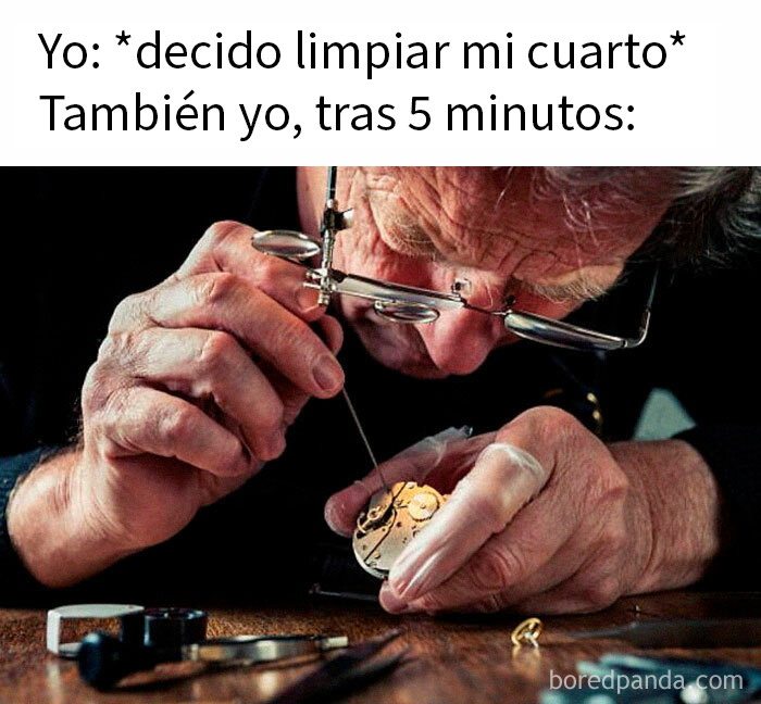 Hombre mayor atento reparando reloj pequeño, meme relatable que muestra la realidad de limpiar la habitación rápido y distracciones.