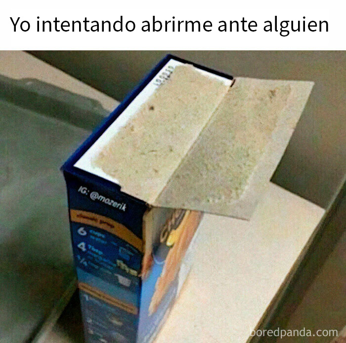 Caja de cereal abierta de forma extraña con texto meme sobre intentar abrirse a alguien, memes tan relatable que resultan ofensivos.