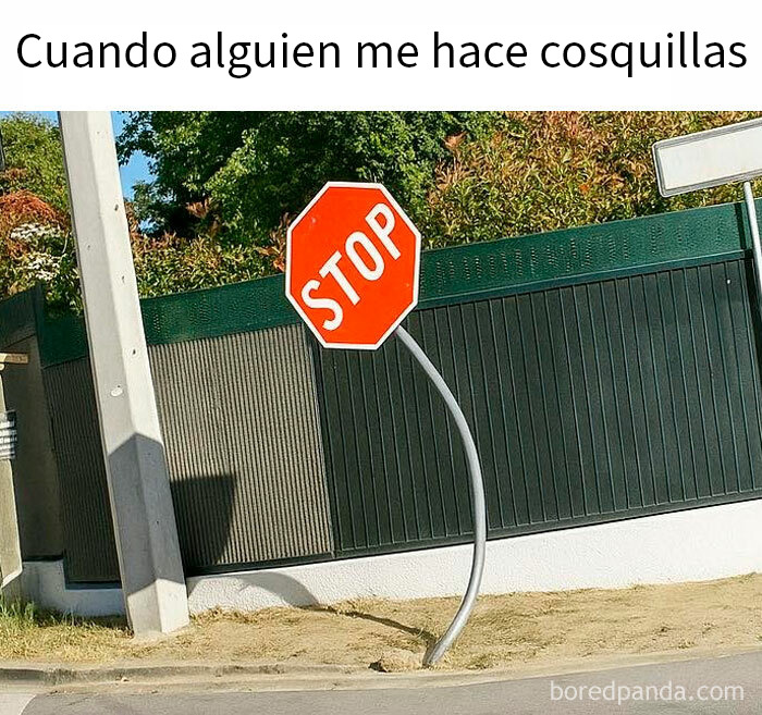Señal de stop doblada con texto que dice cuando alguien me hace cosquillas, memes divertidos y muy relatables.