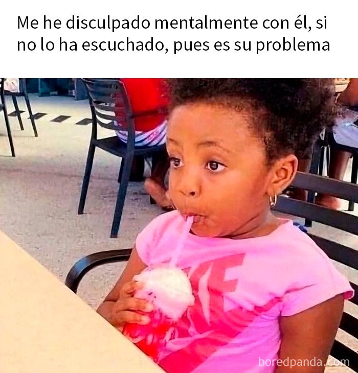 Niña con expresión pensativa tomando bebida, ilustrando comportamientos dramáticos y señales de alerta en mujeres.