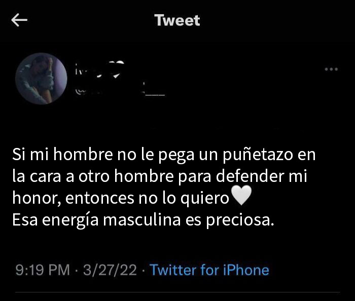 Captura de pantalla de tweet que muestra señales dramáticas y red flags en mujeres con energía masculina.