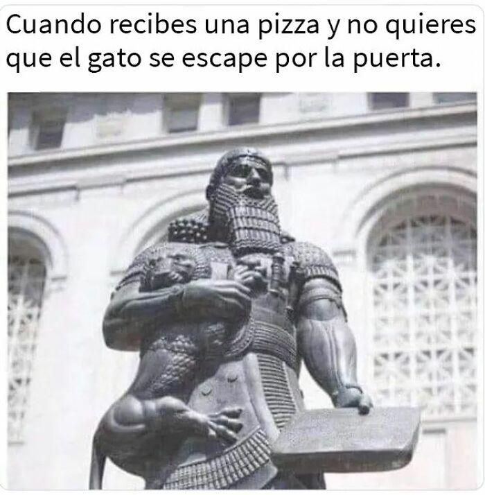 Estatua medieval sosteniendo un gato, imagen divertida relacionada con gatos medievales y la cultura histórica felina.