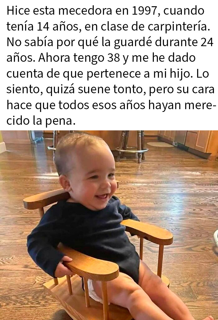 Bebé sonriente sentado en una mecedora de madera hecho a mano, mostrando un momento adorable y lleno de ternura en Instagram.