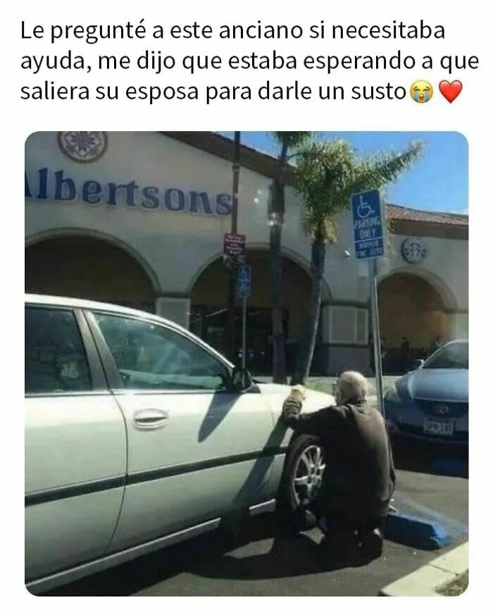 Tuit divertido sobre horarios laborales y tiendas cerradas, parte de memes aleatorios para una risa rápida hoy.