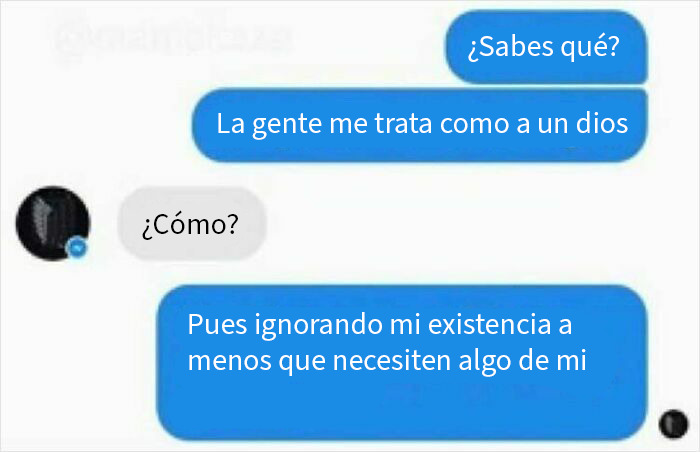 Intercambio de mensajes divertidos donde la persona compara ser ignorada como si fuera un dios en textos graciosos.