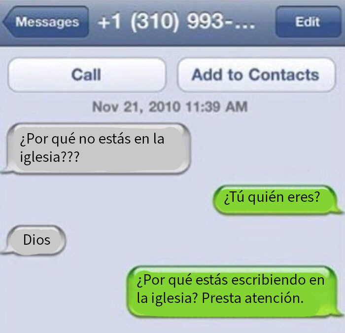 Intercambio de textos divertidos donde alguien pregunta por qué no están en la iglesia y responde "Dios".