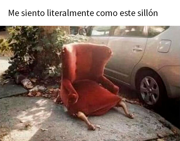 Mujer pensativa frente a un armario abierto en meme gracioso sobre procrastinar y memes divertidos para distraerse.