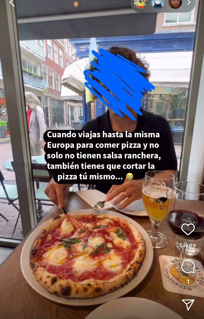 Persona comiendo pizza en Europa mostrando un momento de americanos avergonzándose en línea con foto capturada.